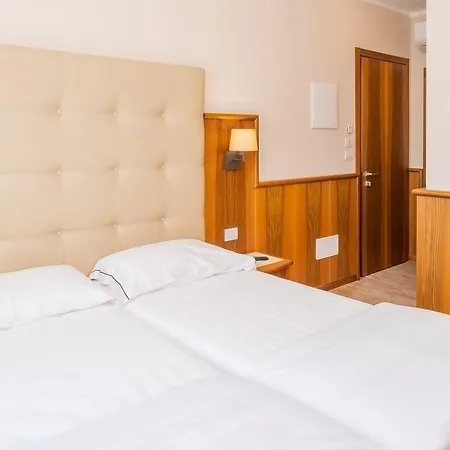 Hotel Centrale 加尔达