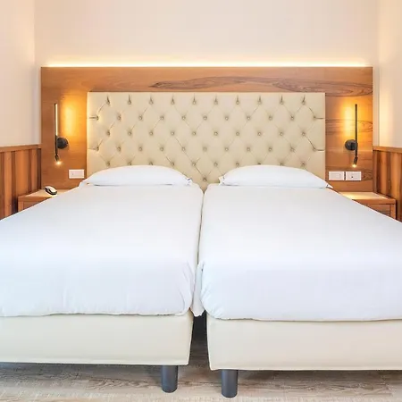 فندق Hotel Centrale 4*