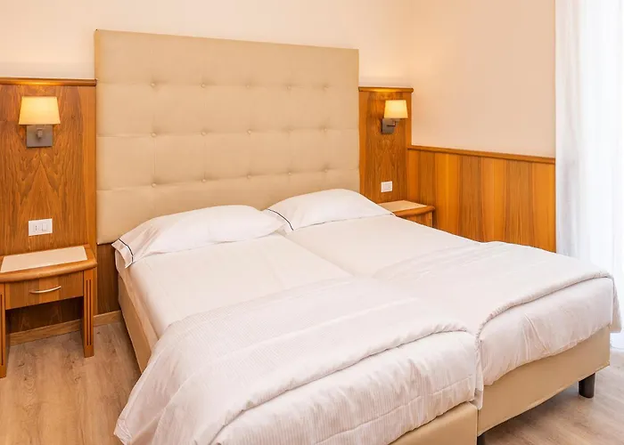 מלון Hotel Centrale 4*