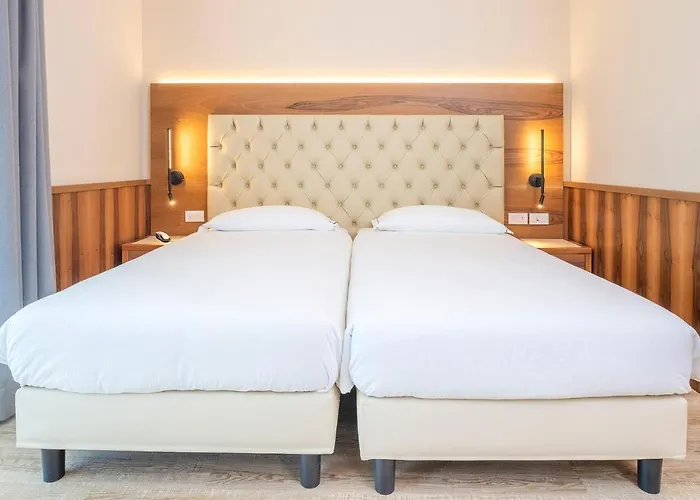 מלון Hotel Centrale 4*